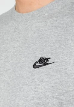 Nike Sportswear Club Tee - T-Shirt Basic - Dark Grey Heather/Black -Schoenen Winkel 5b2ff3eb8b864385bb94a2cd4f54024b