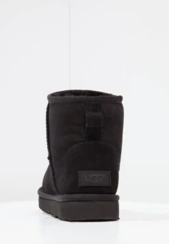 Ugg Classic Mini - Korte Laarzen - Black 16 Ugg Classic Mini - Korte Laarzen - Black -Schoenen Winkel 7c7e7382554e433aae7c9c33349d0382
