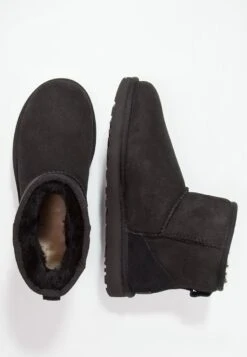 Ugg Classic Mini - Korte Laarzen - Black 17 Ugg Classic Mini - Korte Laarzen - Black -Schoenen Winkel 950ad258a20844d78daab006c852955d