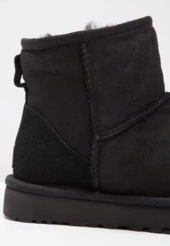 Ugg Classic Mini - Korte Laarzen - Black 19 Ugg Classic Mini - Korte Laarzen - Black -Schoenen Winkel a911d1b31add41fdbb8c61a60b9cc56b