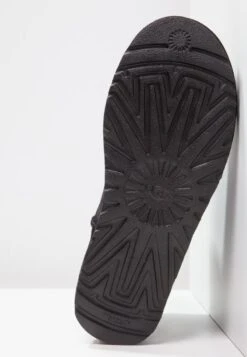 Ugg Classic Mini - Korte Laarzen - Black 18 Ugg Classic Mini - Korte Laarzen - Black -Schoenen Winkel f357604ec0b446cf92cd699ddaccbfab