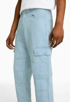 BERSHKA Relaxed Fit Jeans - Light Blue -Schoenen Winkel fdea2cb405a64fd8846682248c21606b