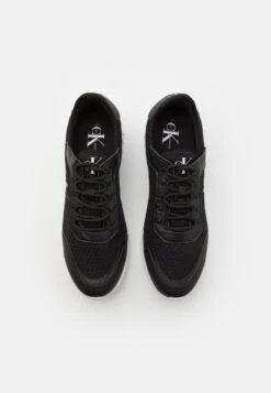 Calvin Klein Jeans Eva Runner Monologo - Sneakers Laag - Black 11 Calvin Klein Jeans Eva Runner Monologo - Sneakers Laag - Black -Schoenen Winkel 34dfec7b232b4f428e1f6a360514b8d1