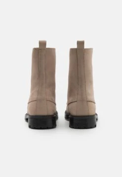 Bokina Dark Desert Unisex - Veterboots - Rouge Cerise 10 Bokina Dark Desert Unisex - Veterboots - Rouge Cerise -Schoenen Winkel 4a2fe843db0f4187952807cf2c6df73f