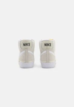 Nike Sportswear Blazer Mid 77 Pro Club - Sneakers Hoog - Light Bone/White/Phantom/Summit White/Sail/Team Orange -Schoenen Winkel 8eadd123b4cc4240a5817daf2c4caa74