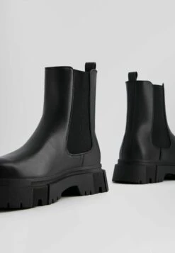 BERSHKA Chelsea - Korte Laarzen - Black -Schoenen Winkel e6514b7ba4e443c58f442790c0dc8043